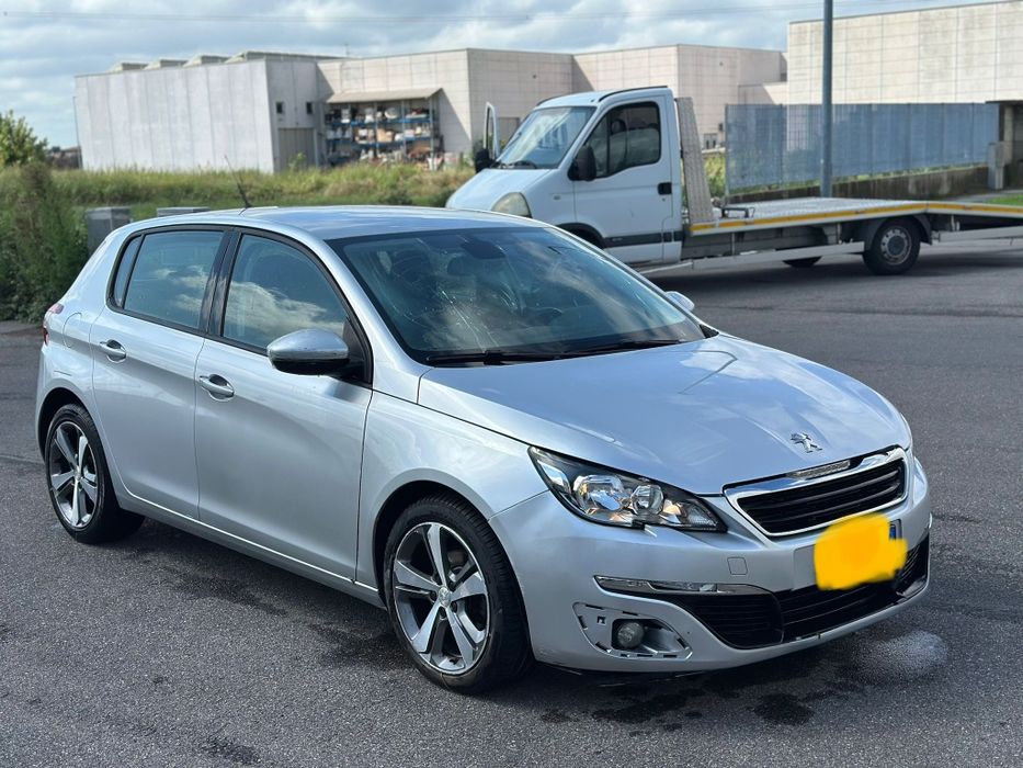 Peugeot 308 1.6 HDI 90KM 2015r  manuał lekko uszkodzony