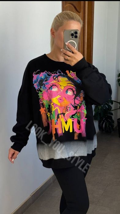 Яскравий світшот оверсайз.