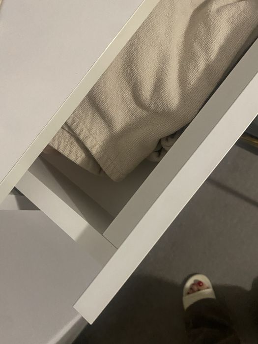 Toaletka biala wiszaca i krzeslo szare zlote nogi