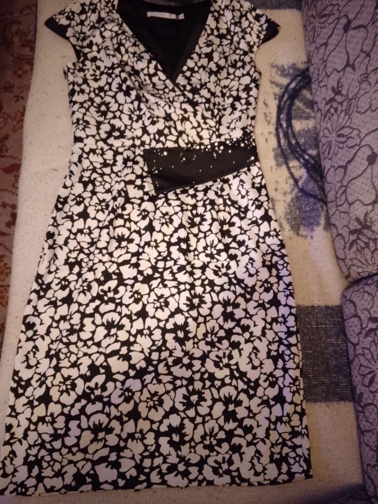 Продам атласное черно белое платье.