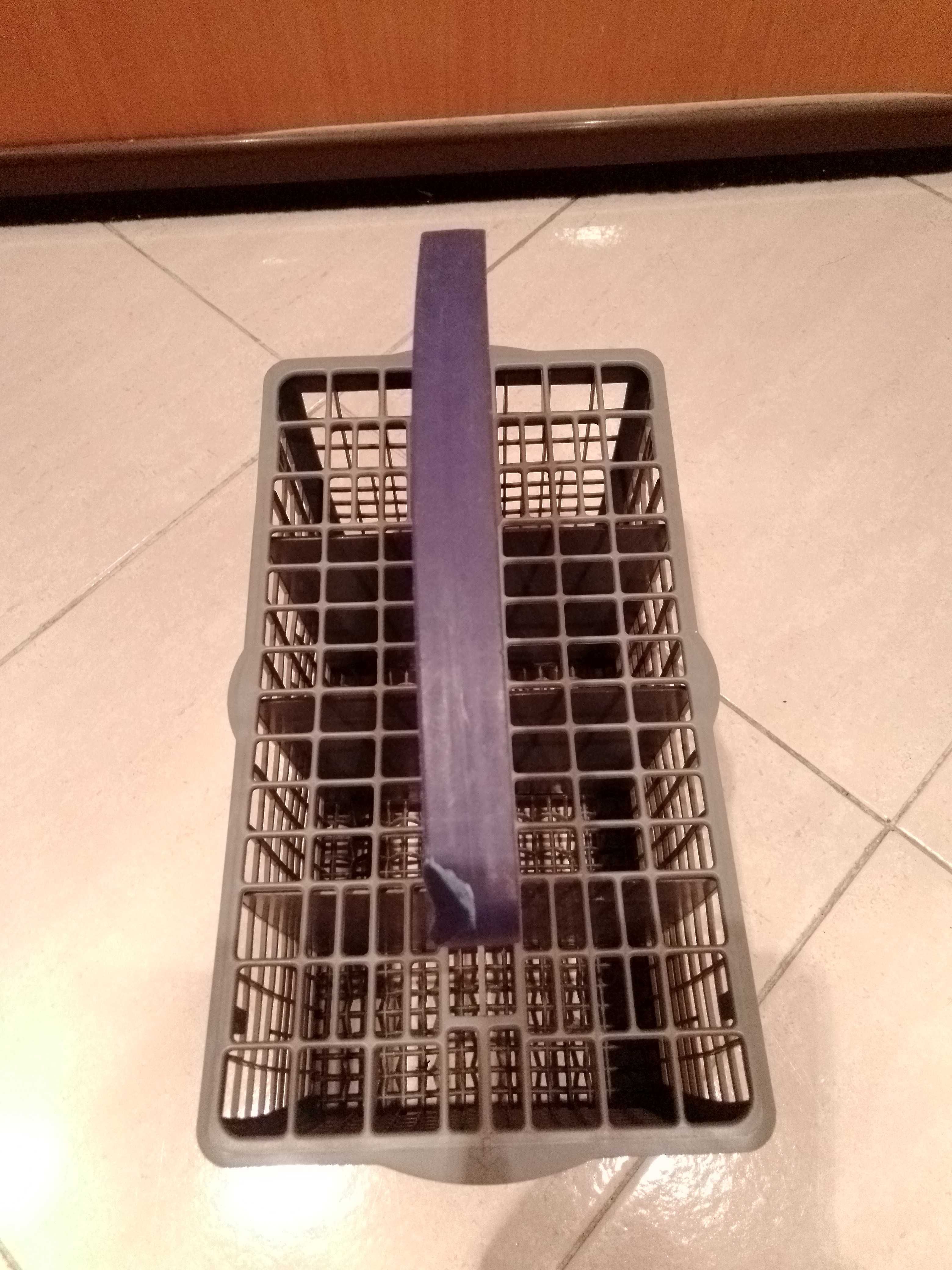 Cesto de talheres para máquina de loiça.