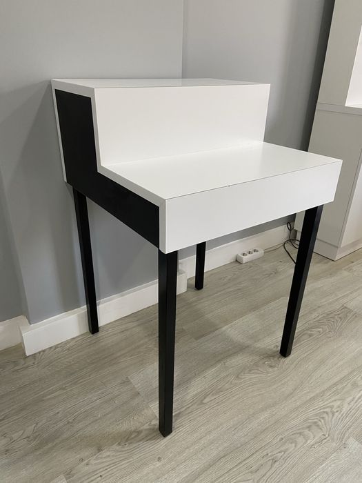 Móvel de entrada branco e preto