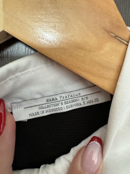 Czarna sukienka elegancka z białym kołnierzykiem Zara S