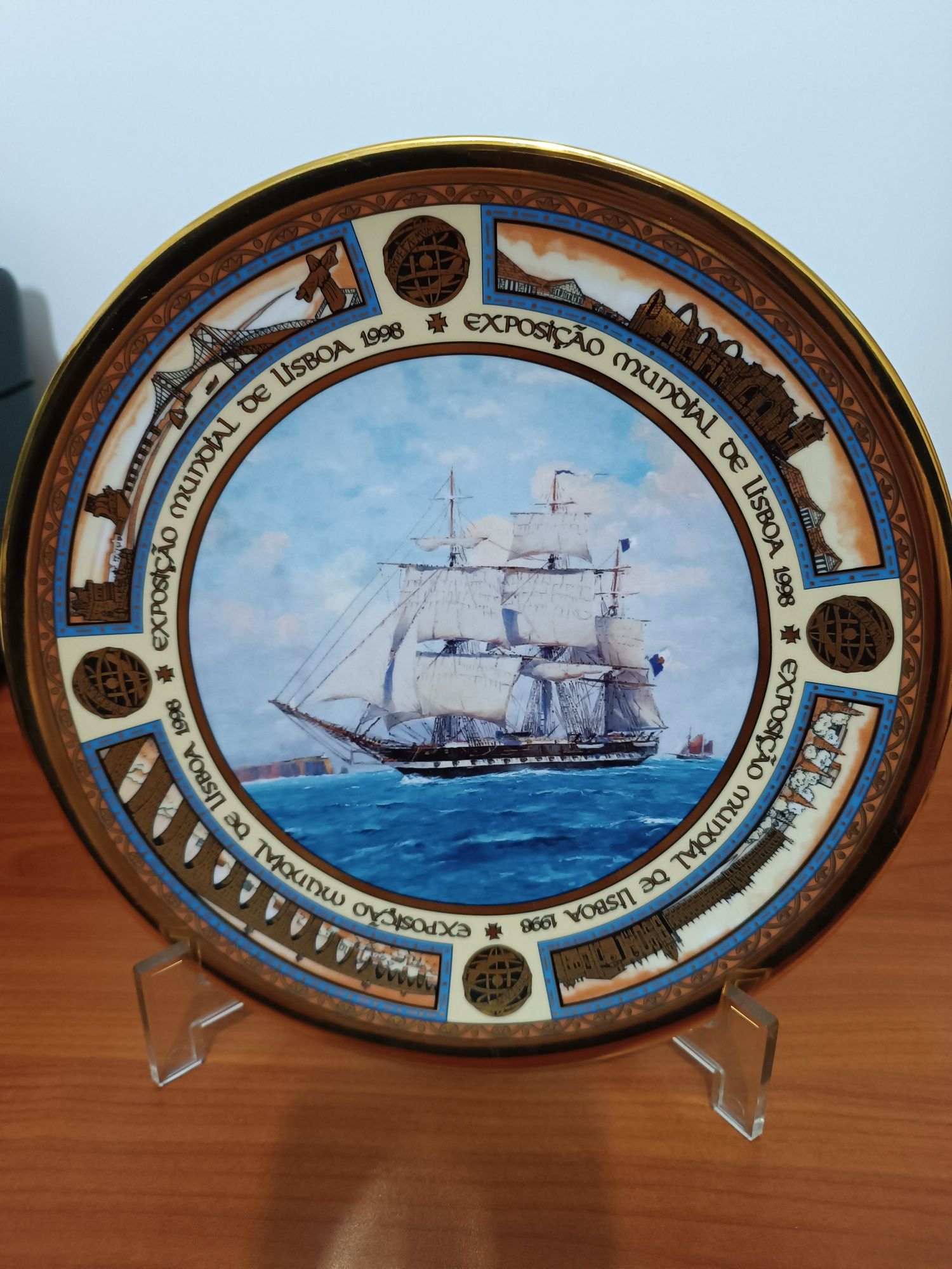 Pratos de porcelana, comemorativo da Expo98 e prato caçadores