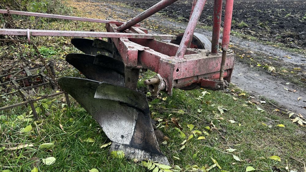 Плуг трьохкорпусний