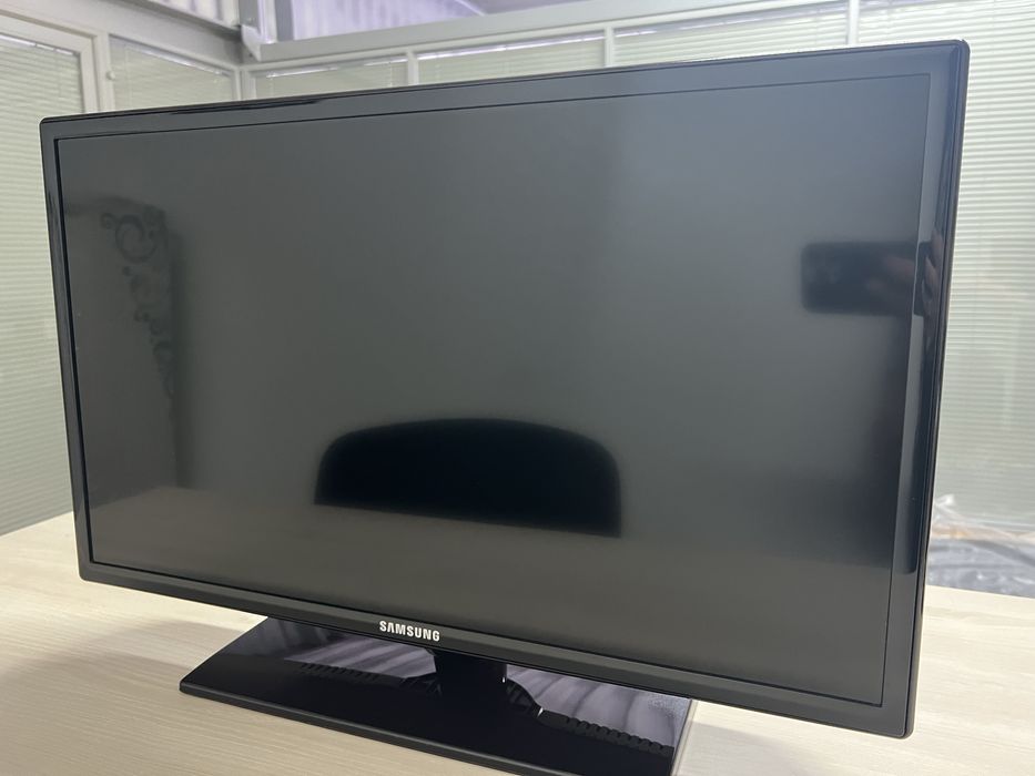 Продам телевізор SAMSUNG діагональ 26 (UE26EH4030W)+кріплення на стіну