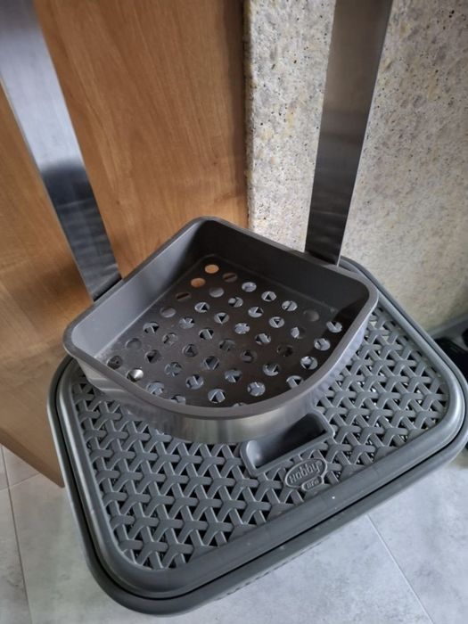 Narożny wieszak z półkami