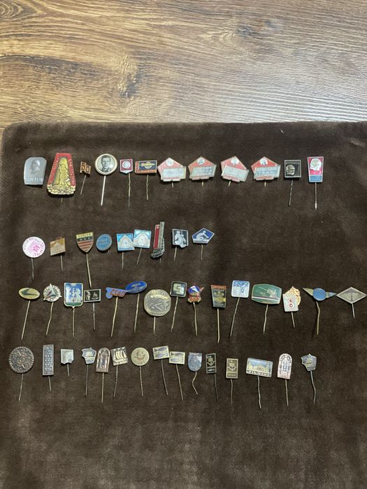 Значки на шпільці