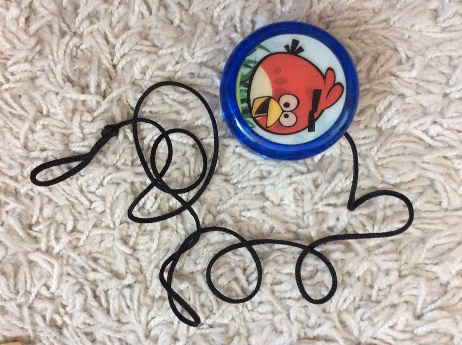 Boné e io-io Angry Birds