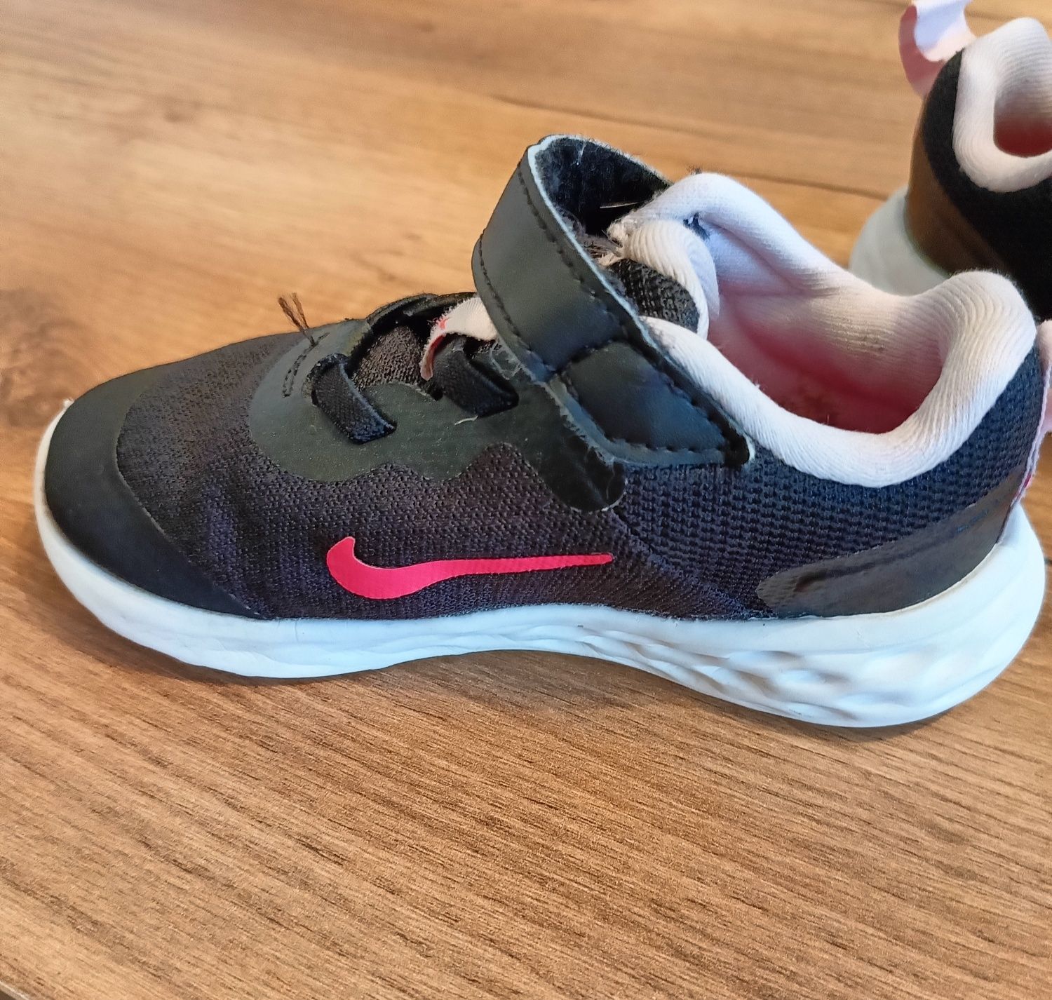 Buty Nike dla dziewczynki r. 26