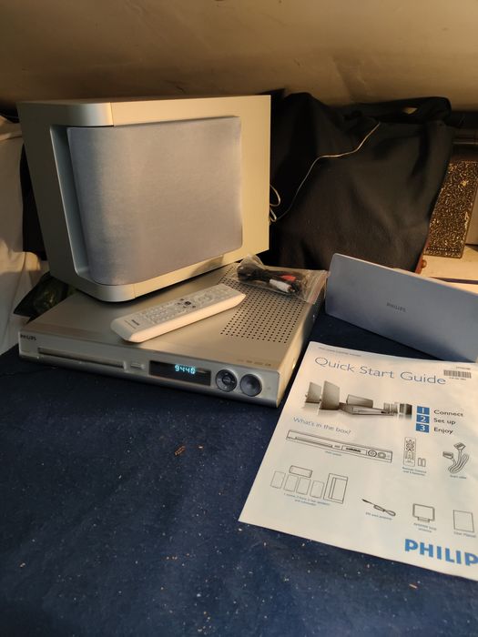 Aparelhagem Philips lê DVD/CD/radio. Subwoofer e 5 colunas