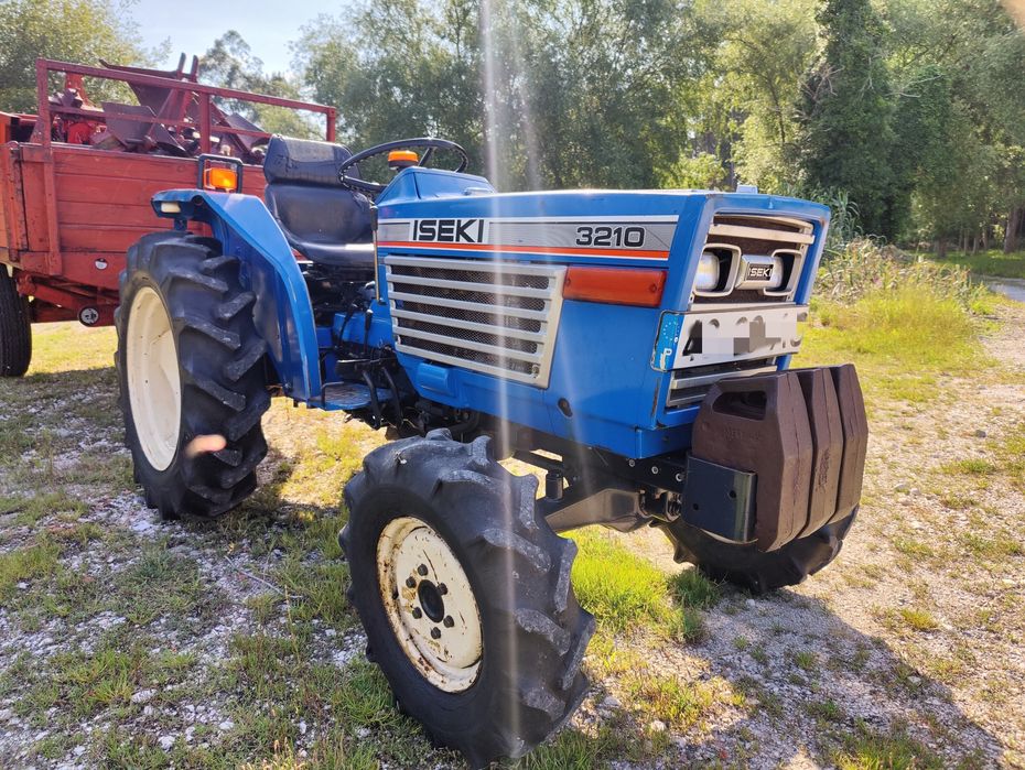 Trator Izeki 25cv 4x4  com alfaias