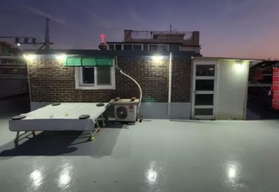 Уличный светильник с датчиком движения на солнечной батарее