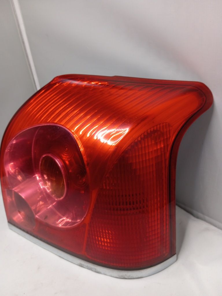 Lampa tył tylna prawa Toyota Avensis sedan