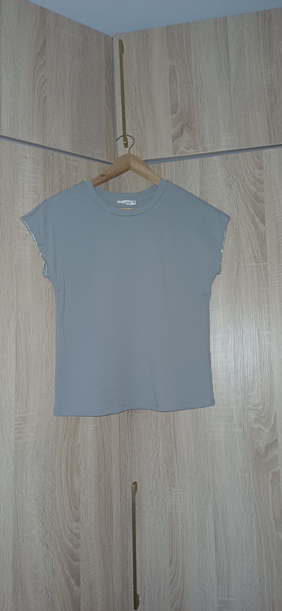 T-shirt z ozdobnymi rękawami Reserved rozmiar M