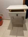 Mesa de cabeceira moderna em branco