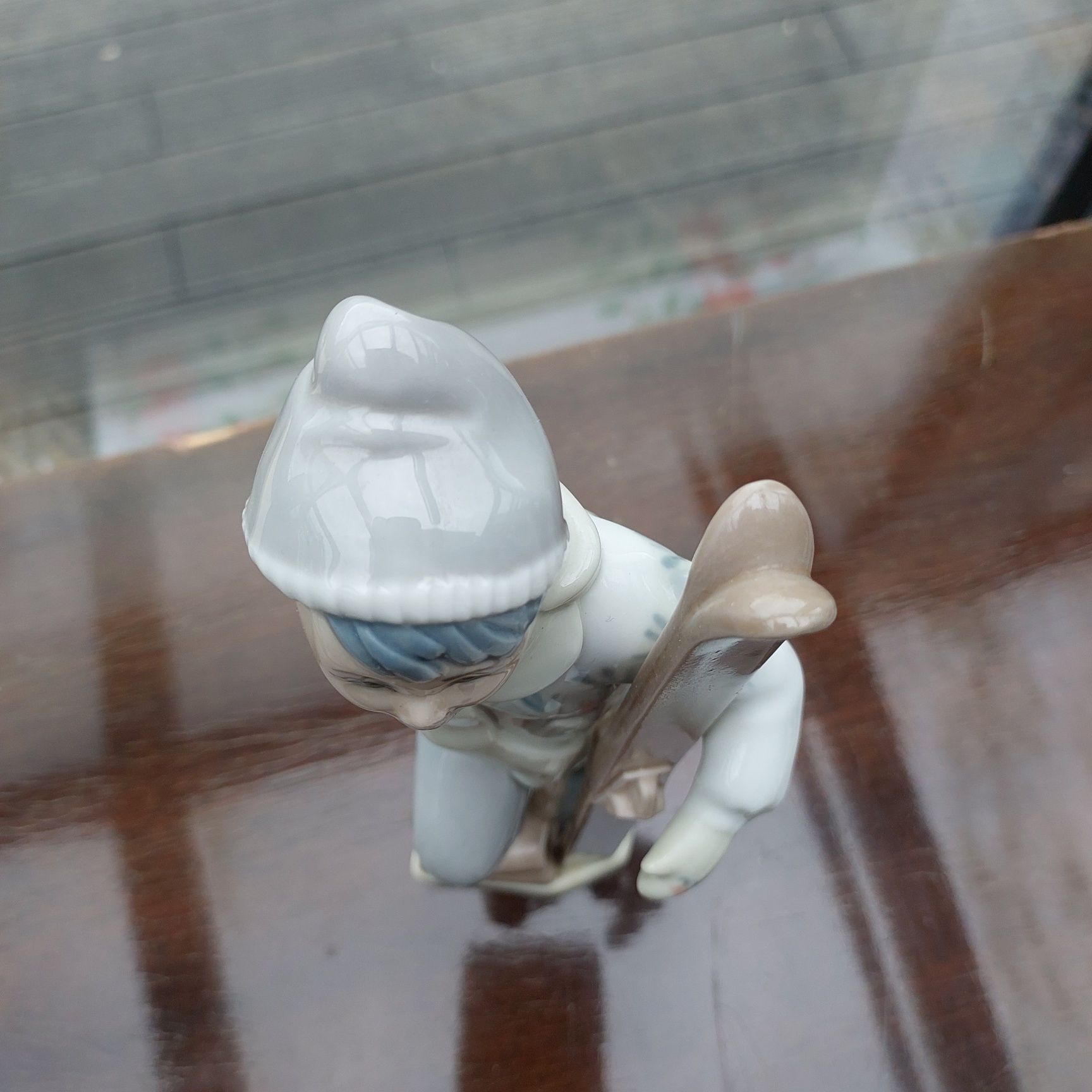 Porcelanowa figurka Casades narciarka