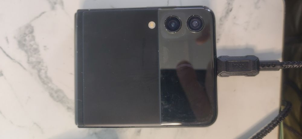 На запчасти ноутбук Samsung z flip 3 5g