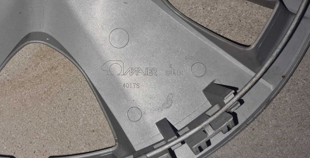kolpak toyota 14 oryginalny  2szt