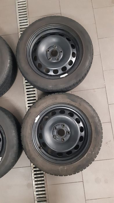 Komplet kół z oponami zimowymi +kołpaki od Volkswagena Tourana