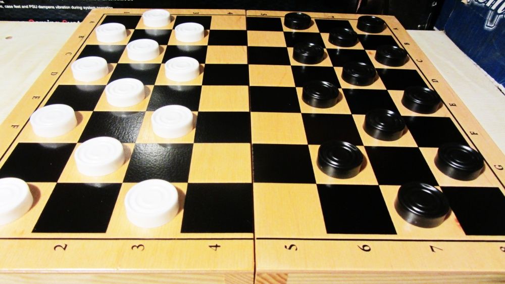 игра в шашки - комплект шахматная доска и шашки