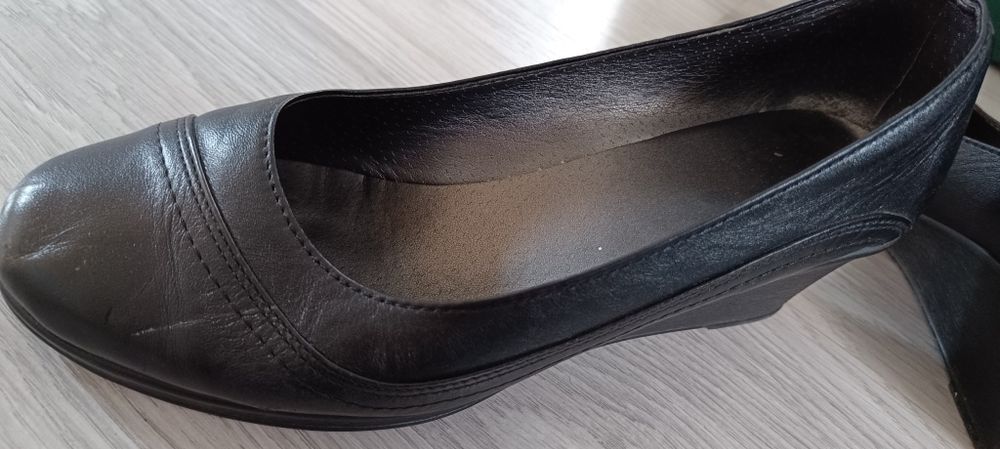 Damskie półbuty czarne niska koturna skóra