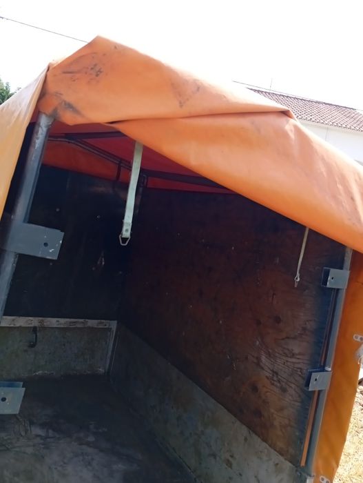 Reboque para transporte de animais