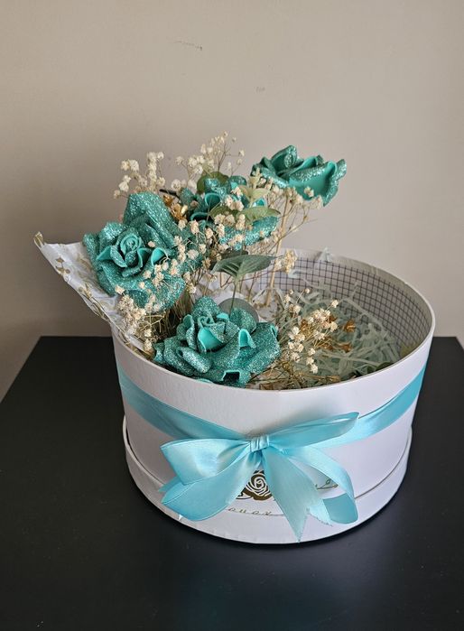 Caixa com flores artificiais