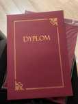 Dyplom okładka na dyplom bordowa ze złotym napisem dyplom grawerowana