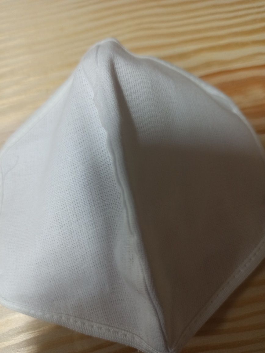 Белая маска из ткани