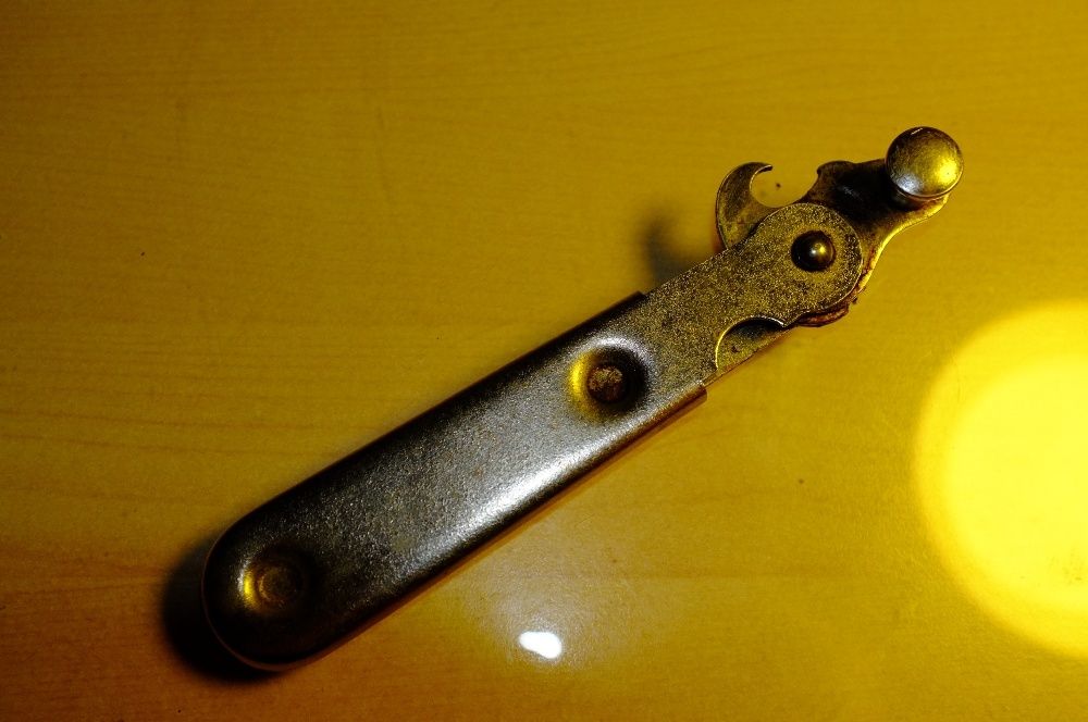 Otwieracz do puszek PRL dla kolekcjonera