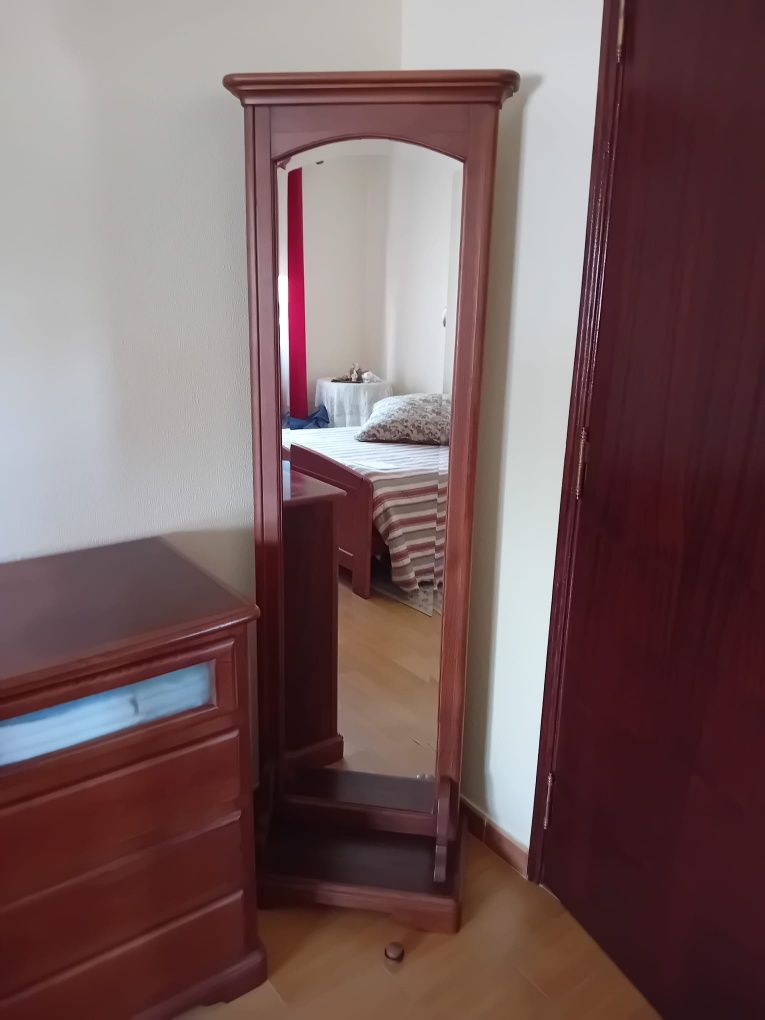 Conjunto Mobilia quarto -roupeiro/mesas/espelho e comoda