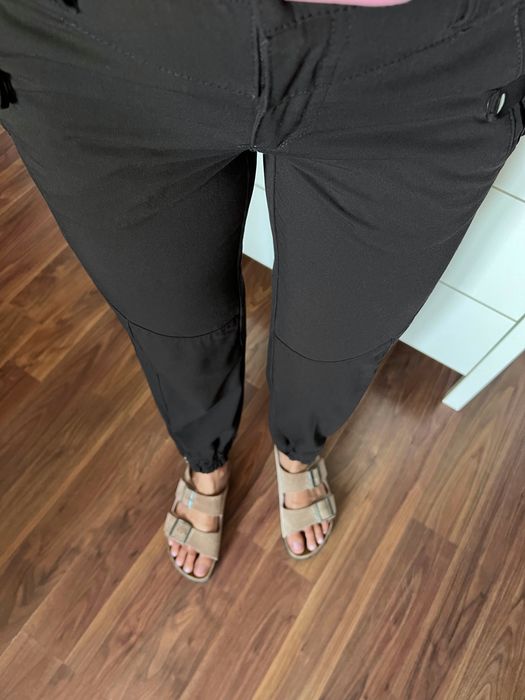 36(S) czarne spodnie joggery Lindex