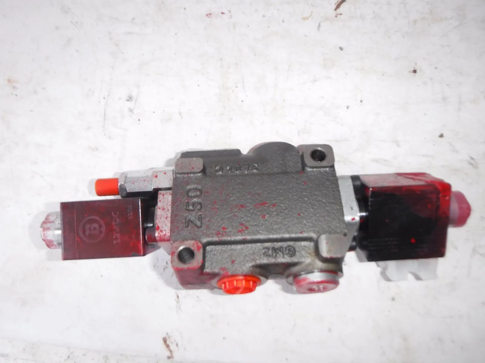 nowy rozdzielacz Zawór hydrauliczny elektryczny 12V 1x DW (A-B zamknięte) Z50 A ES3 12VDC G