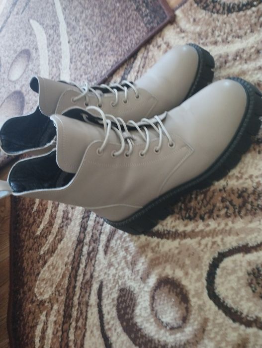 Черевики жіночі бежевого кольору