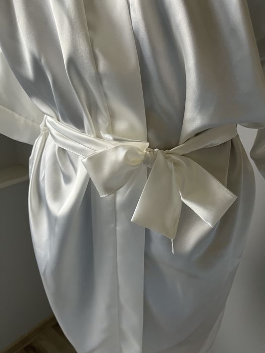 Biały szlafrok ślubny ślub przygotowania panna młoda