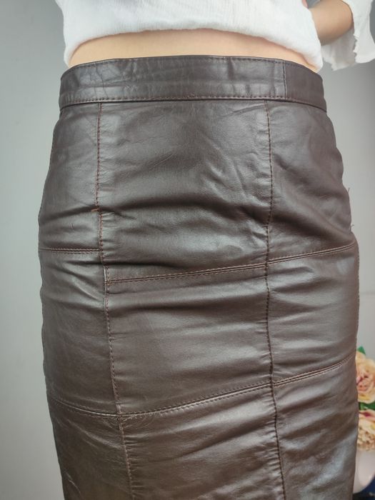 Skórzana brązowa prosta spódnica do kolan porządnie wykonana ze skóry