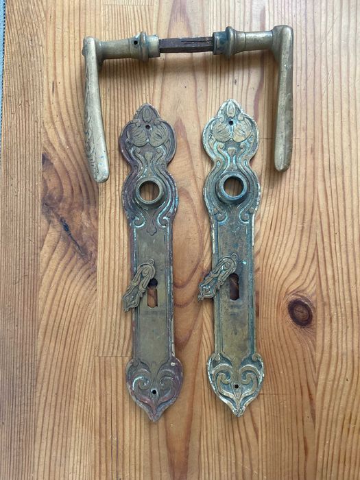 Stare mosiężne klamki z szyldami