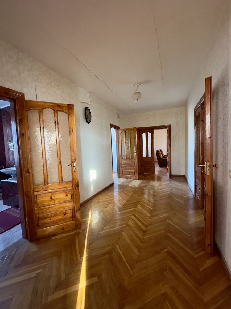 Будинок в місті, район Басів кут