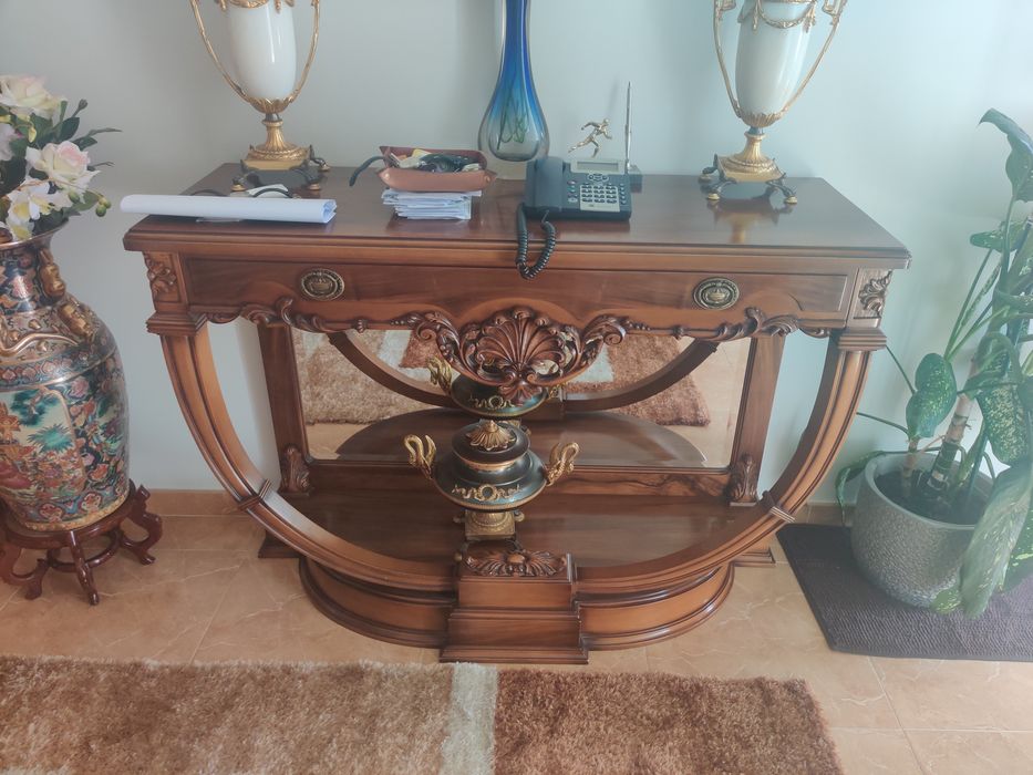 Móvel de entrada clássico em madeira