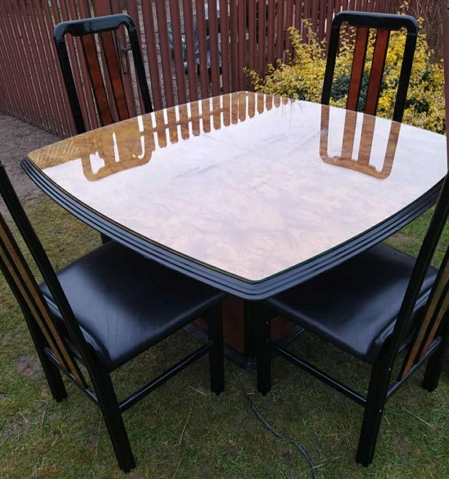 Zestaw mebli do jadalni w stylu Art deco.