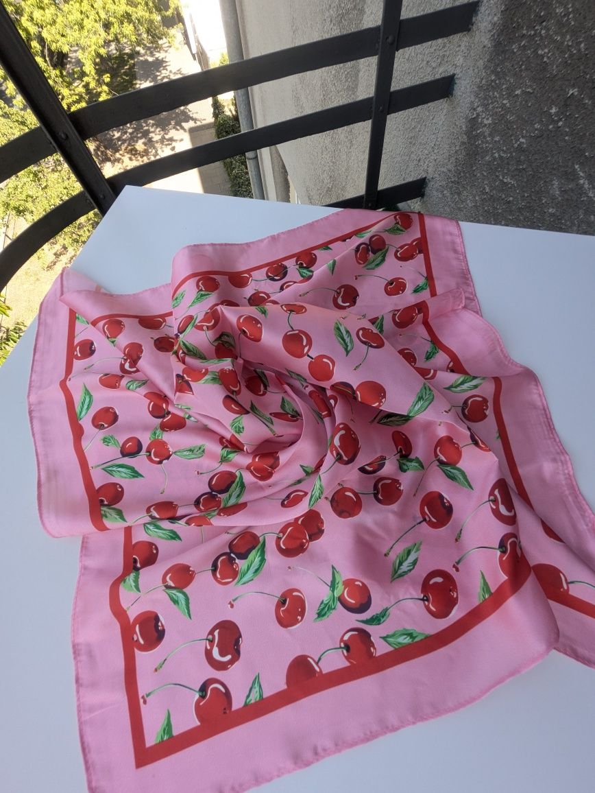 Różowa apaszka w wiśnie Cherry scarf