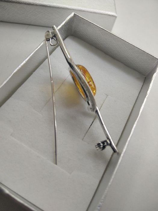 Srebrna elegancka broszka z bursztynem srebro 925  949