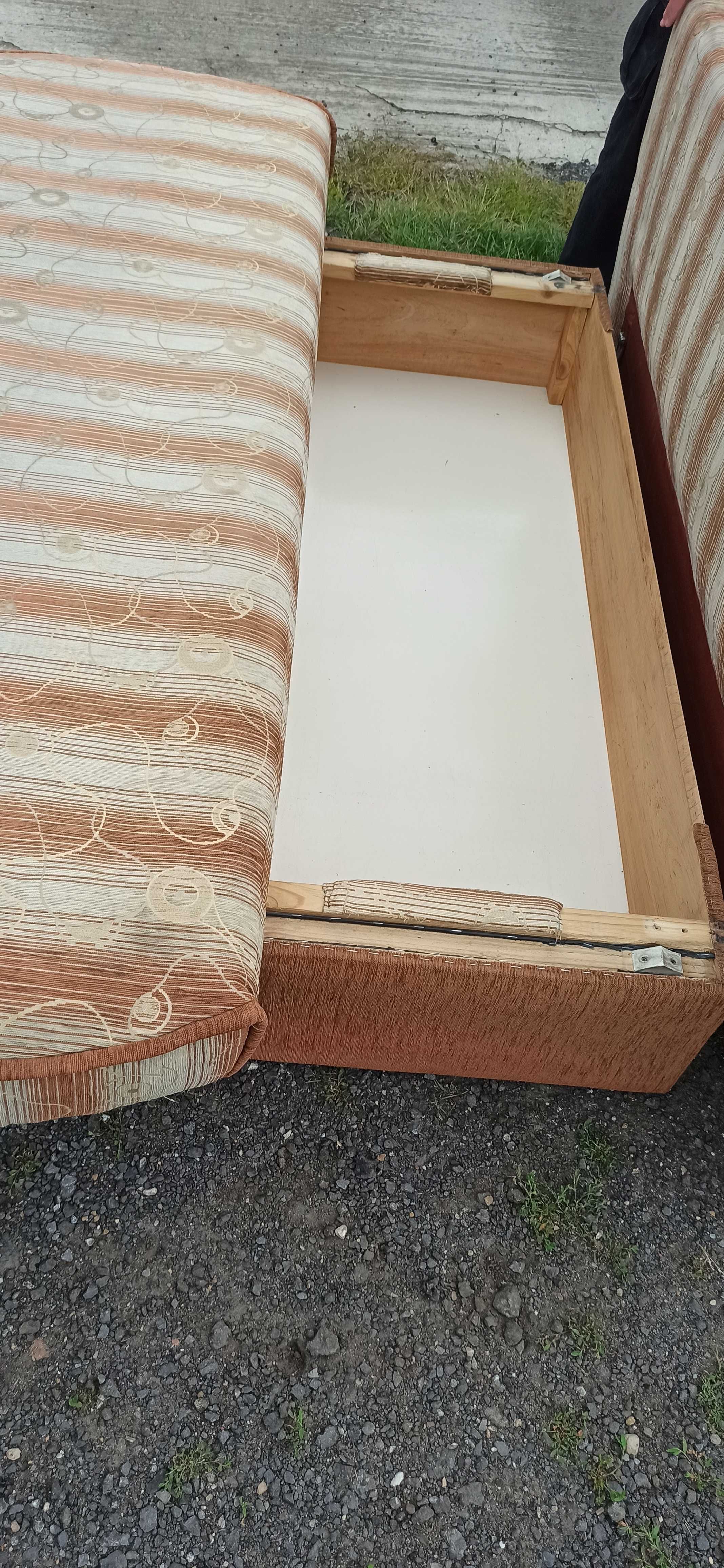 Sofa z pojemną skrzynią