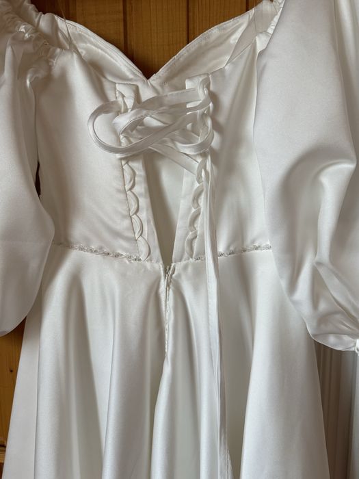 Біла випускна сукня