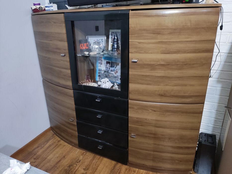 Komoda z witryną i szufladami