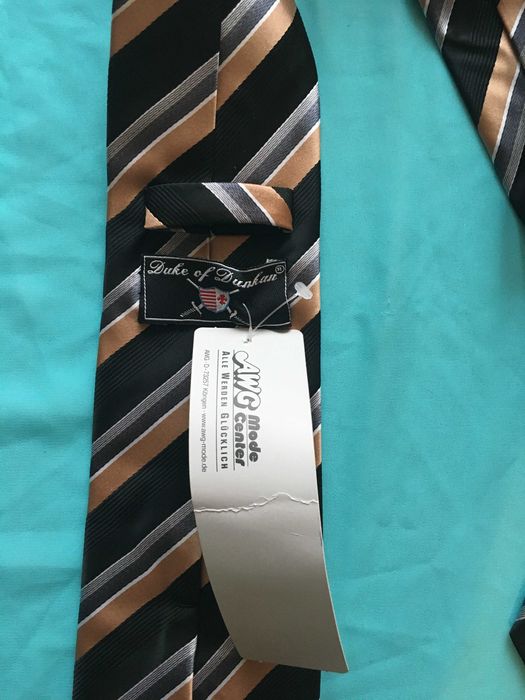 Krawat nowy AWG Duke of Dunkan czarno-złoty paski 2+1 gratis