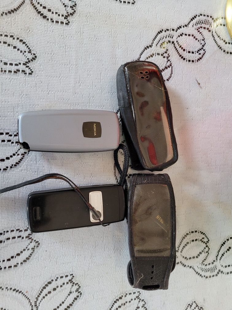 Stare kultowe telefony komórkowe z poprzedniego wieku.
