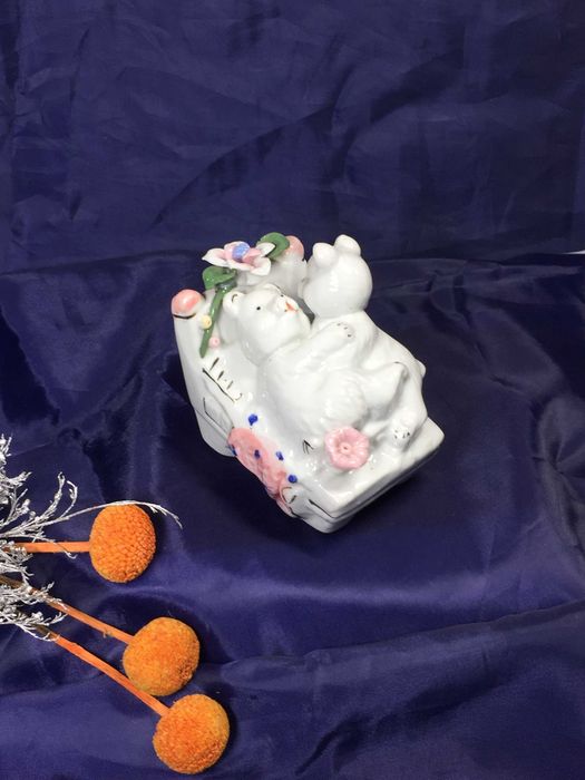 Статуэтка фигурка пара белых медвежат в кровати Н1057 медведи мишки