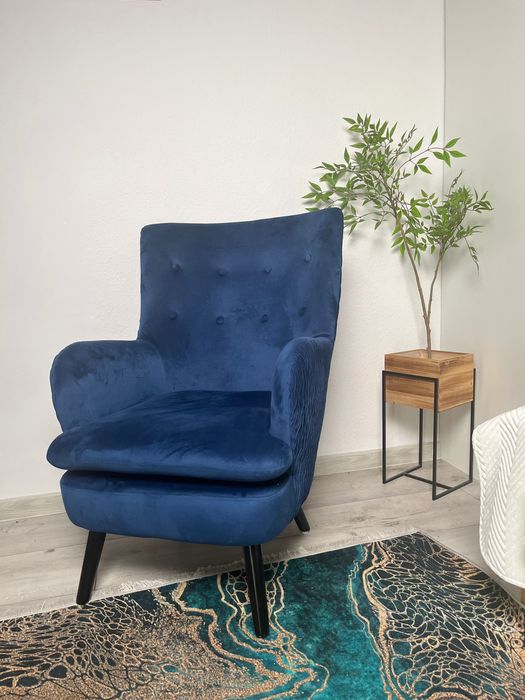 Fotel welurowy granatowy — elegancki, jak nowy! idealny do salonu